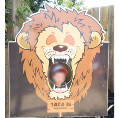 ライオンの絵看板とっ所に写る子供の画像